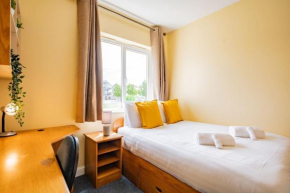 56 - Three Bed Apartment With Parking